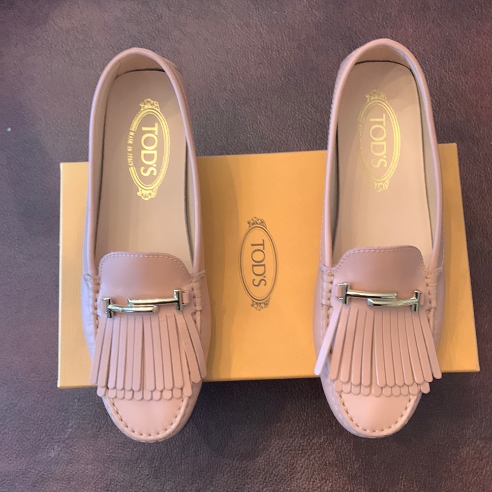 Woman’s Tod’s fringe driving mocassin in Old Pink